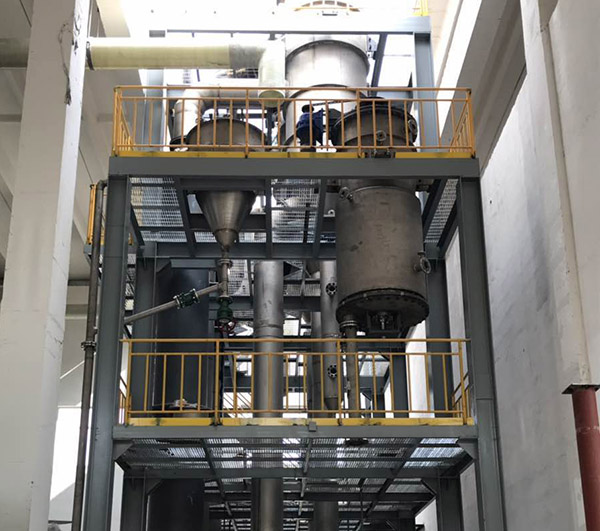 三效蒸發(fā)器安裝現(xiàn)場